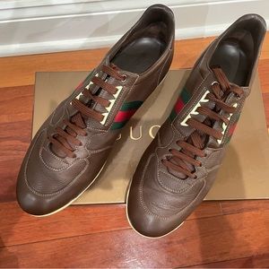 Comfortable and classy sneakers for men.